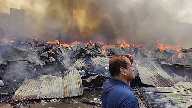 বঙ্গবাজারের ক্ষতিগ্রস্ত ব্যবসায়ীদের অনুদান দেবেন প্রধানমন্ত্রী