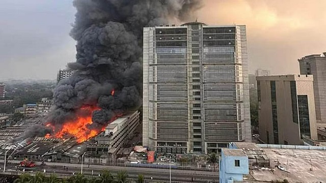 ৪০ মিনিটে বরিশাল প্লাজার আগুন নিয়ন্ত্রণে