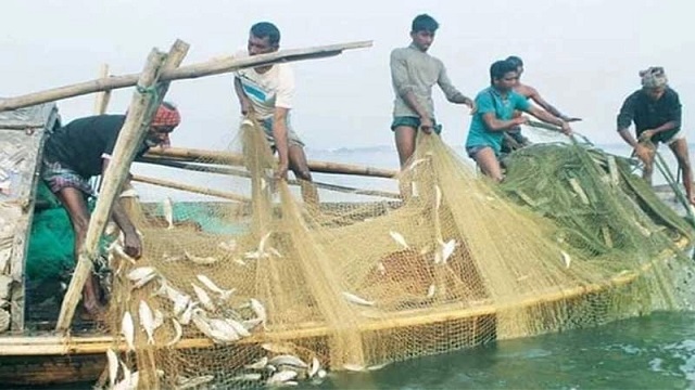 আজ থেকে পদ্মা-মেঘনায় ২ মাস মাছ ধরা নিষেধ
