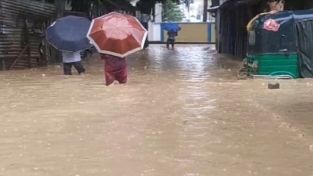 নেত্রকোণায় পানিবন্দিদের উদ্ধারে সেনাবাহিনী