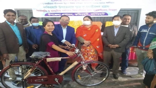 ফকিরহাটে ক্ষুদ্র নৃ-গোষ্ঠীর শিক্ষার্থীদের বাইসাইকেল ও শিক্ষাবৃত্তি প্রদান