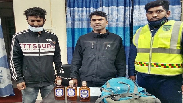 ফকিরহাটে হাইওয়ে পুলিশের হাতে দেশি মদসহ ২ যুবক আটক
