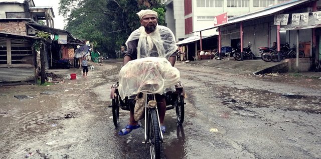 অসময়ে ঝড়-বৃষ্টি, ফকিরহাটের ছিন্নমূল মানুষের দুর্ভোগ
