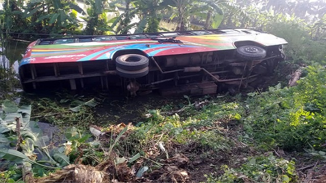 ফকিরহাটে বাস নিয়ন্ত্রণ হারিয়ে খাদে