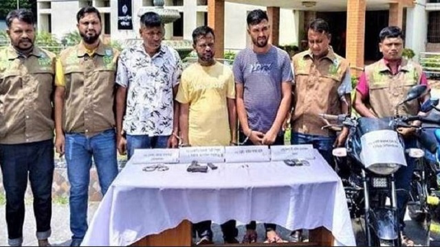 ডাকাতির প্রস্তুতিকালে কিভাবে পিস্তল-গুলিসহ ৩ ডাকাত গ্রেপ্তার করলো পুলিশ?