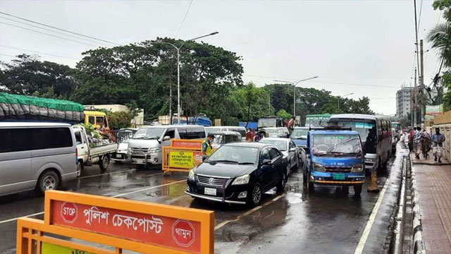 সড়কে ক্রমেই বাড়ছে ব্যক্তিগত গাড়ি