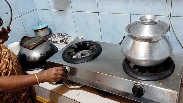 গ্যাস সংকটে নাকাল নারায়ণগঞ্জ, বাড়ি-কারখানায় ভোগান্তি 