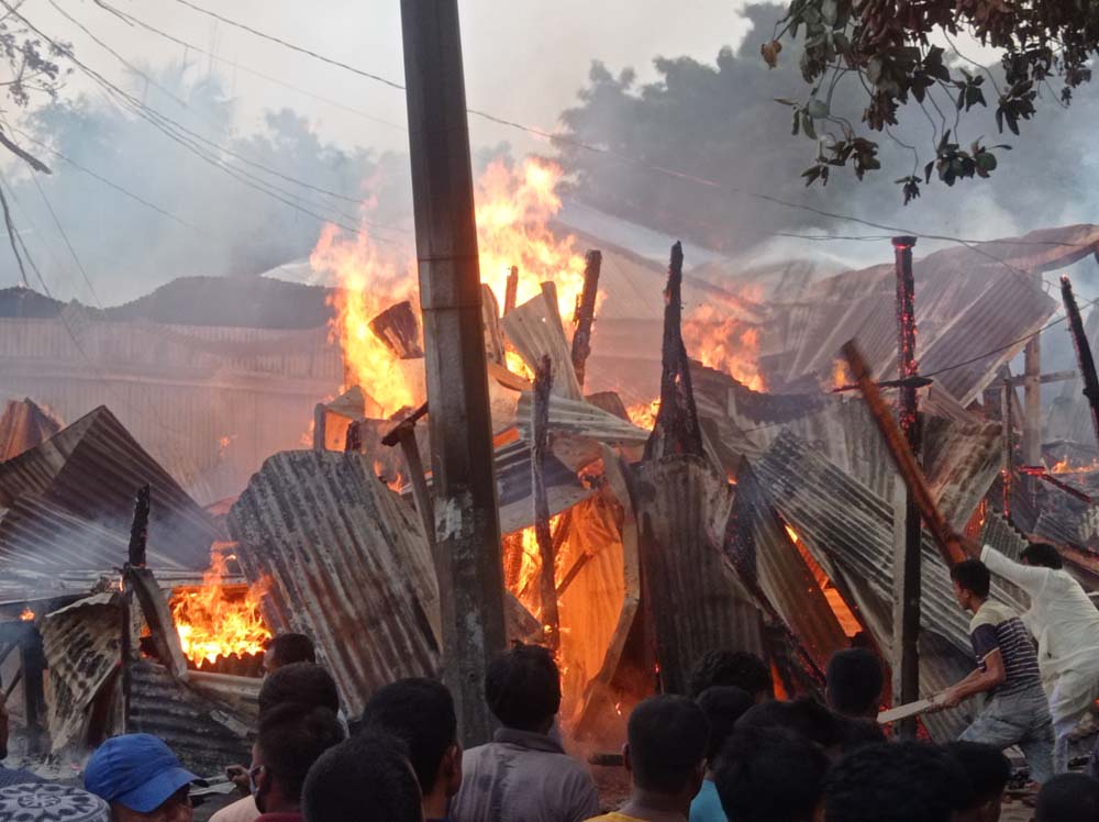 মুকসুদপুরে ভয়াবহ অগ্নিকান্ডে ৭টি দোকান ভস্মিভুত, কোটি টাকার ক্ষয়ক্ষতি