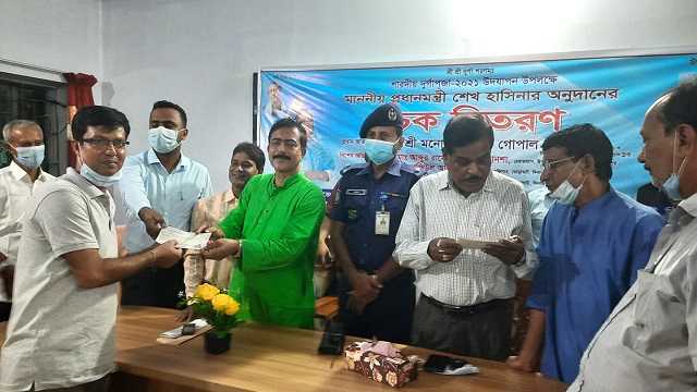দুর্গাপূজা উপলক্ষে প্রধানমন্ত্রীর অনুদানের চেক বিতরণ