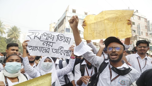 হাফ পাসের দাবিতে আবারো সড়কে শিক্ষার্থীরা