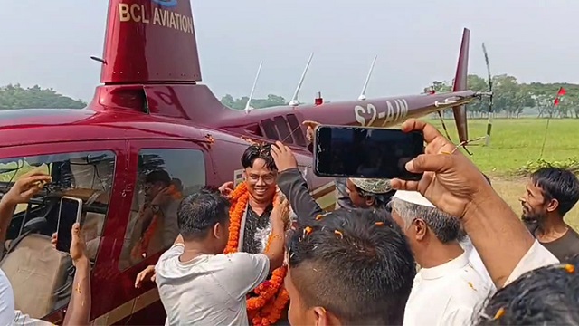 স্বপ্ন পূরণে বাবা-মাকে নিয়ে হেলিকপ্টারে বাড়ি ফিরলেন প্রবাসী ছেলে