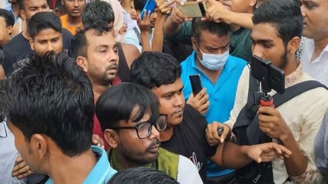 মহাখালীতে হিরো আলমের ওপর নারী গুণ্ডাদের হামলা