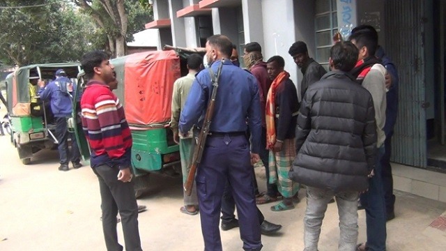 হিলিতে পৃথক পৃথক অভিযানে মাদকদ্রব্যসহ আটক ১৪ জন