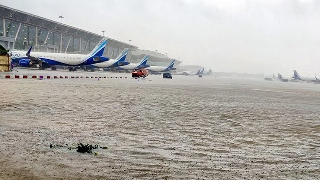 তলিয়ে গেছে চেন্নাইয়ের  সড়ক বিমানবন্দর,নিহত ৬