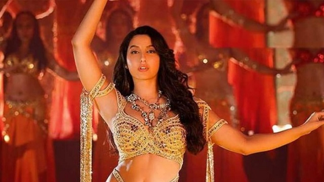 পতাকা উল্টো করে ধরায় ট্রলের মুখে নোরা