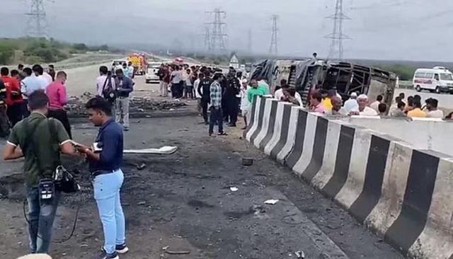 ভারতে আগুন লেগে ২৫ ঘুমন্ত যাত্রীর মৃত্যু