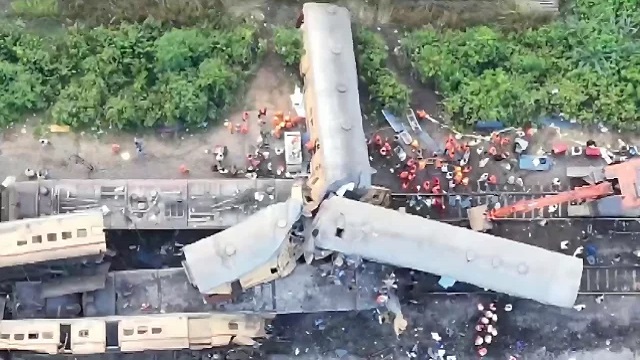 ভারতে ট্রেন দুর্ঘটনায় নিহত বেড়ে ১৩, আহত ৪০