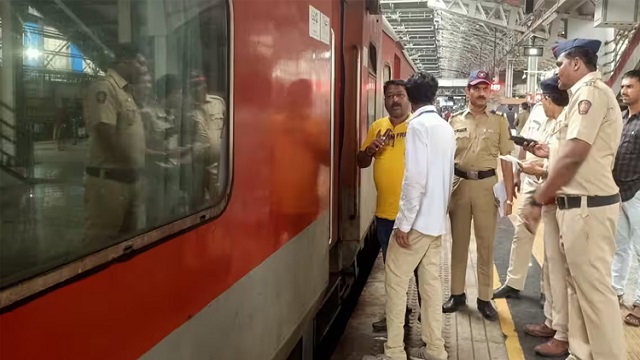 ভারতে চলন্ত ট্রেনে গুলি, পুলিশ কর্মকর্তাসহ নিহত ৪