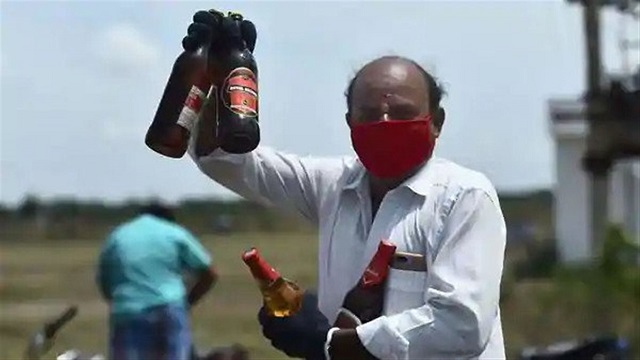 টিকা নেওয়ার প্রমাণপত্র দেখালেই মদ কেনায় ছাড়!