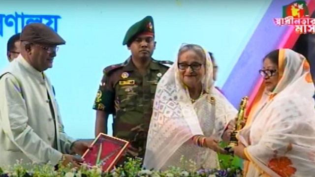 জাতীয় চলচ্চিত্র পুরস্কার তুলে দিলেন প্রধানমন্ত্রী
