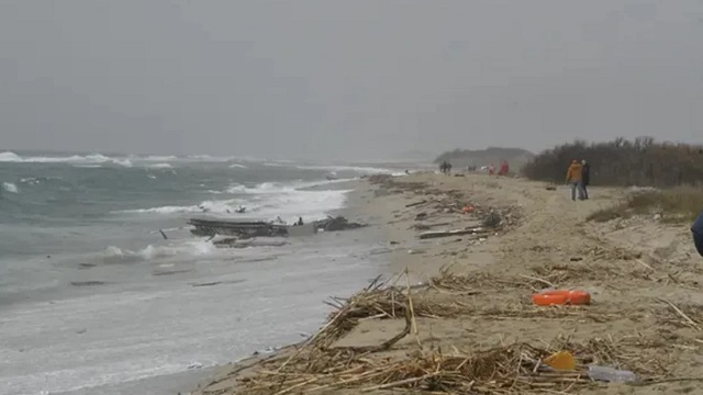 ইতালির সমুদ্র তীরে জাহাজডুবিতে নিহত ৩৩