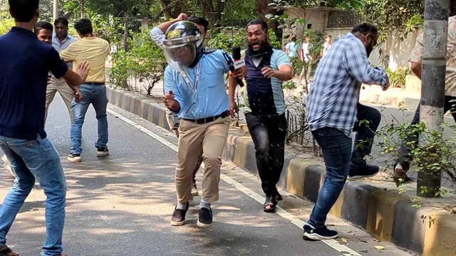 খবর সংগ্রহ করতে গিয়ে অন্তত ১৭ সংবাদকর্মী আহত
