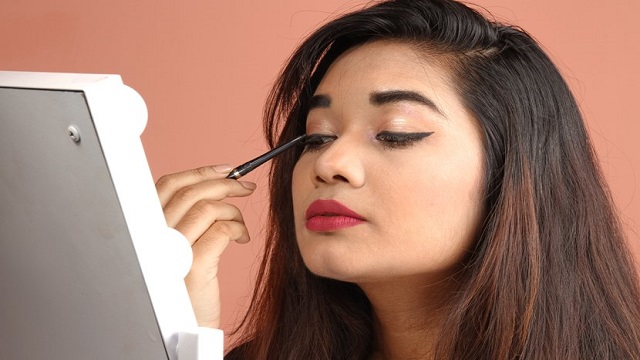সঠিকভাবে কাজল ব্যবহারের ৪টি পদ্ধতি