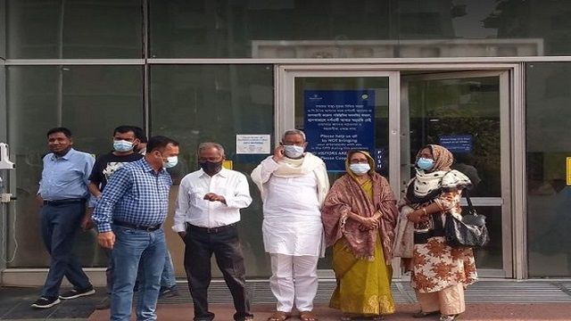 খালেদা জিয়াকে দেখতে হাসপাতালে ভাসানীর মেয়ে ও টুকু