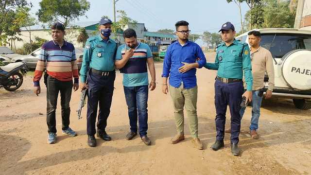 স্বর্ণের বারসহ দুই চোরাকারবারি আটক