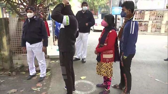 কড়া নিরাপত্তায় কলকাতার পৌরসভা নির্বাচন শুরু 
