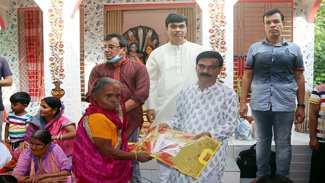 কোটালীপাড়ায় দুর্গাপূজা উপলক্ষে কৃষিলীগ নেতার শাড়ি বিতরণ