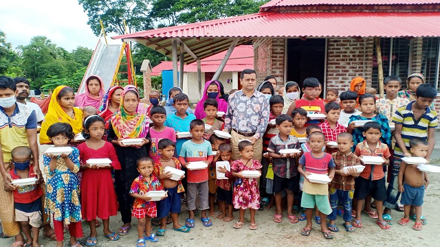 কোটালীপাড়ায় আশ্রয়ণ প্রকল্পের শিশুদের মাঝে খাবার বিতরণ