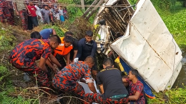 দাঁড়িয়ে থাকা লেগুনায় বাসের ধাক্কা, নিহত ৪