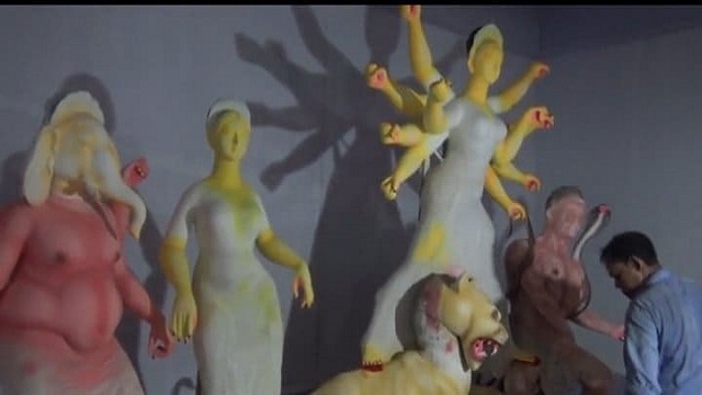 এবার ঘোড়ায় চড়ে এসেছেন দেবী দূর্গা
