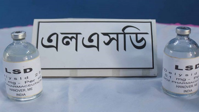 সীমান্তে ২ কোটি টাকার এলএসডিসহ চোরাকারবারী আটক