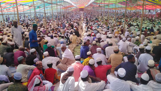 আমতলীতে লাখো মুসল্লির জুমার নামাজ আদায়
