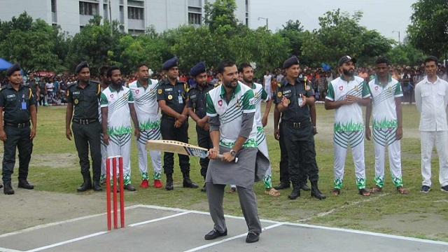 কারাবন্দীদের সাথে ক্রিকেটে মাতল মাশরাফির