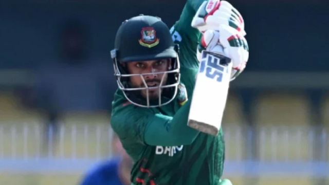 মিরাজ-শান্তর বিদায়ে বিপর্যয়ে বাংলাদেশ