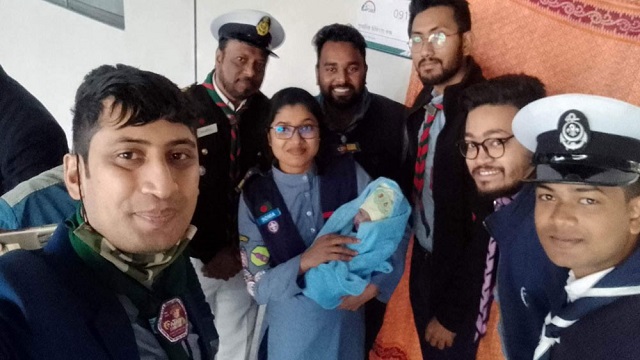 মেট্রোরেলে উঠল প্রসববেদনা, স্টেশনে সন্তান প্রসব