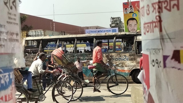 অবরোধের দ্বিতীয় দিনে দেশের বিভিন্ন স্থানে বাসে আগুন