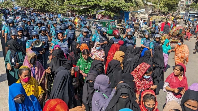  আবারো মিরপুরে রাস্তা অবরোধ করে পোশাক শ্রমিকদের বিক্ষোভ