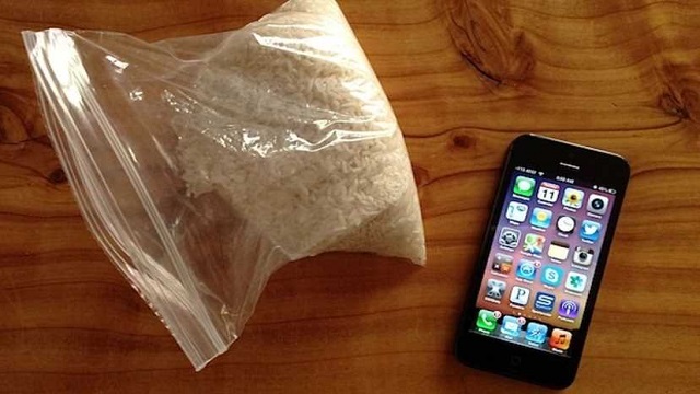 মোবাইল ফোন পানিতে ভিজে গেলে কী করবেন?