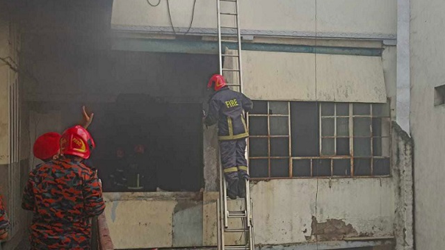 লালবাগে মদিনা মার্কেটে ভয়াবহ অগ্নিকাণ্ড, নিয়ন্ত্রণে ৯ ইউনিট! সূত্রপাত কিভাবে?