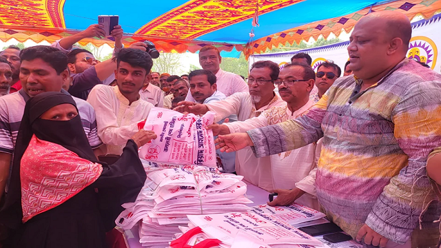 দুই হাজার মানুষের মাঝে প্রধানমন্ত্রীর ঈদ উপহার বিতরণ