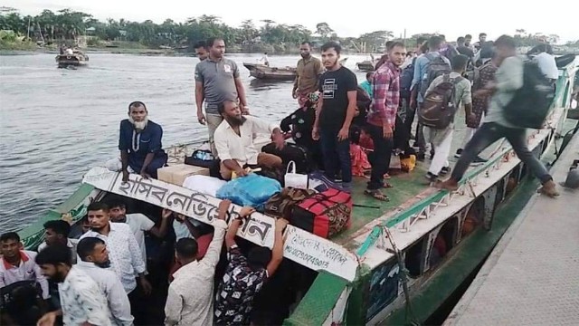 ঝুঁকি নিয়ে মেঘনা নদী পাড়ি দিচ্ছে দক্ষিনাঞ্চলের মানুষ