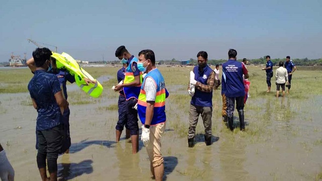 ডুবে যাওয়া লাইটারেজ জাহাজের এক নাবিকের মরদেহ উদ্ধার