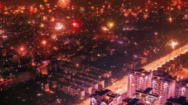 আইন না মেনে আতশবাজি-ফানুসে নতুন বছর উদযাপন