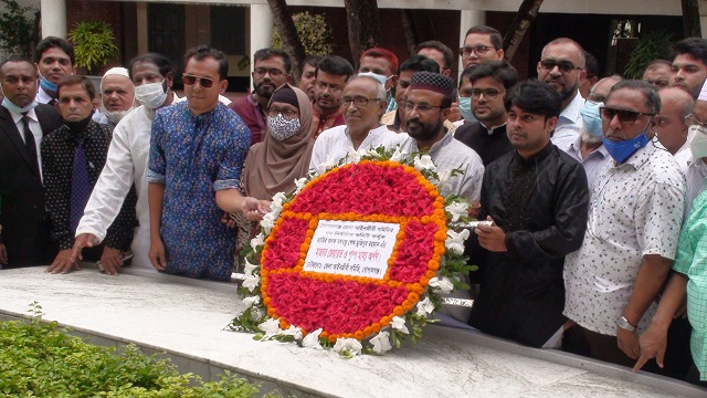 বঙ্গবন্ধুর সমাধিতে জেলা আইনজীবী বার সমিতির নয়া কমিটির শ্রদ্ধা