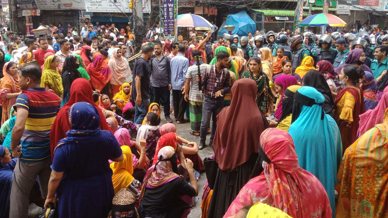 রাজধানীর শেওড়াপাড়ায় পোশাক শ্রমিকের সড়ক অবরোধ