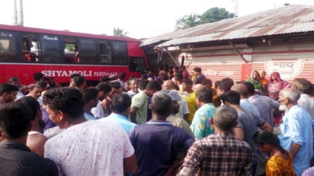 বাসের ধাক্কায় শ্রমিক নিহত, ২ ঘণ্টা যানচলাচল বন্ধ